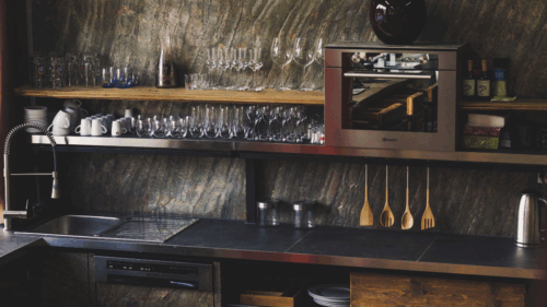 A stunning kitchen backsplash with Skinrock natural stone veneer