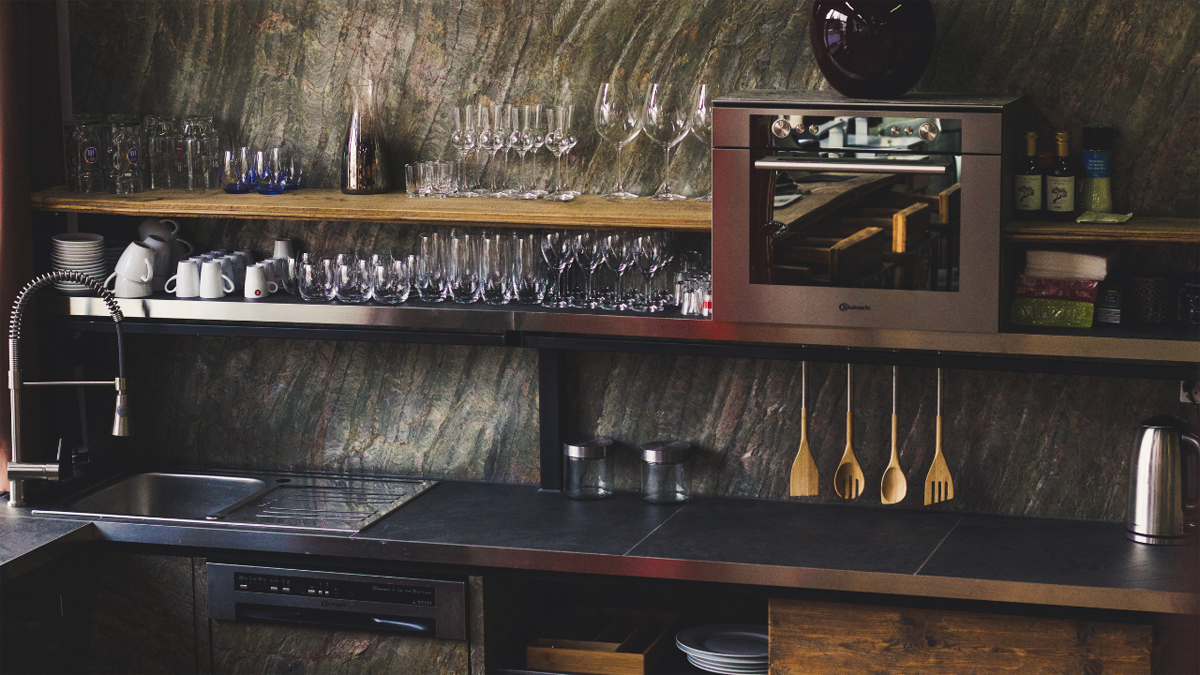 A stunning kitchen backsplash with Skinrock natural stone veneer